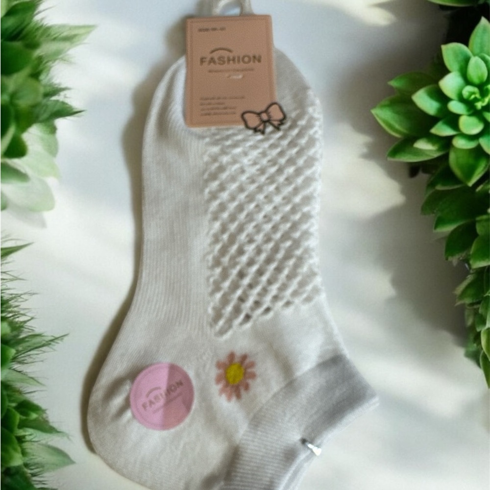 White Ankle Socks with Textured Pattern and Pink Accent